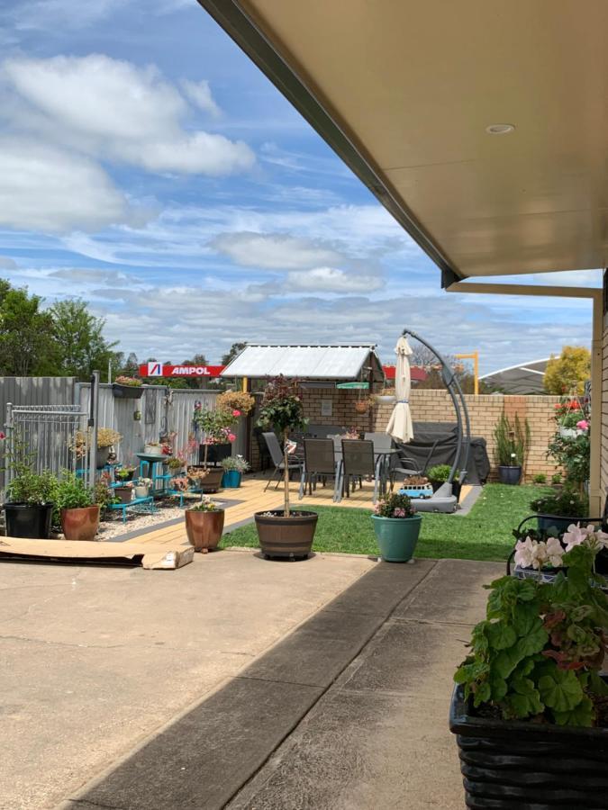 Cowra Crest Motel Екстериор снимка