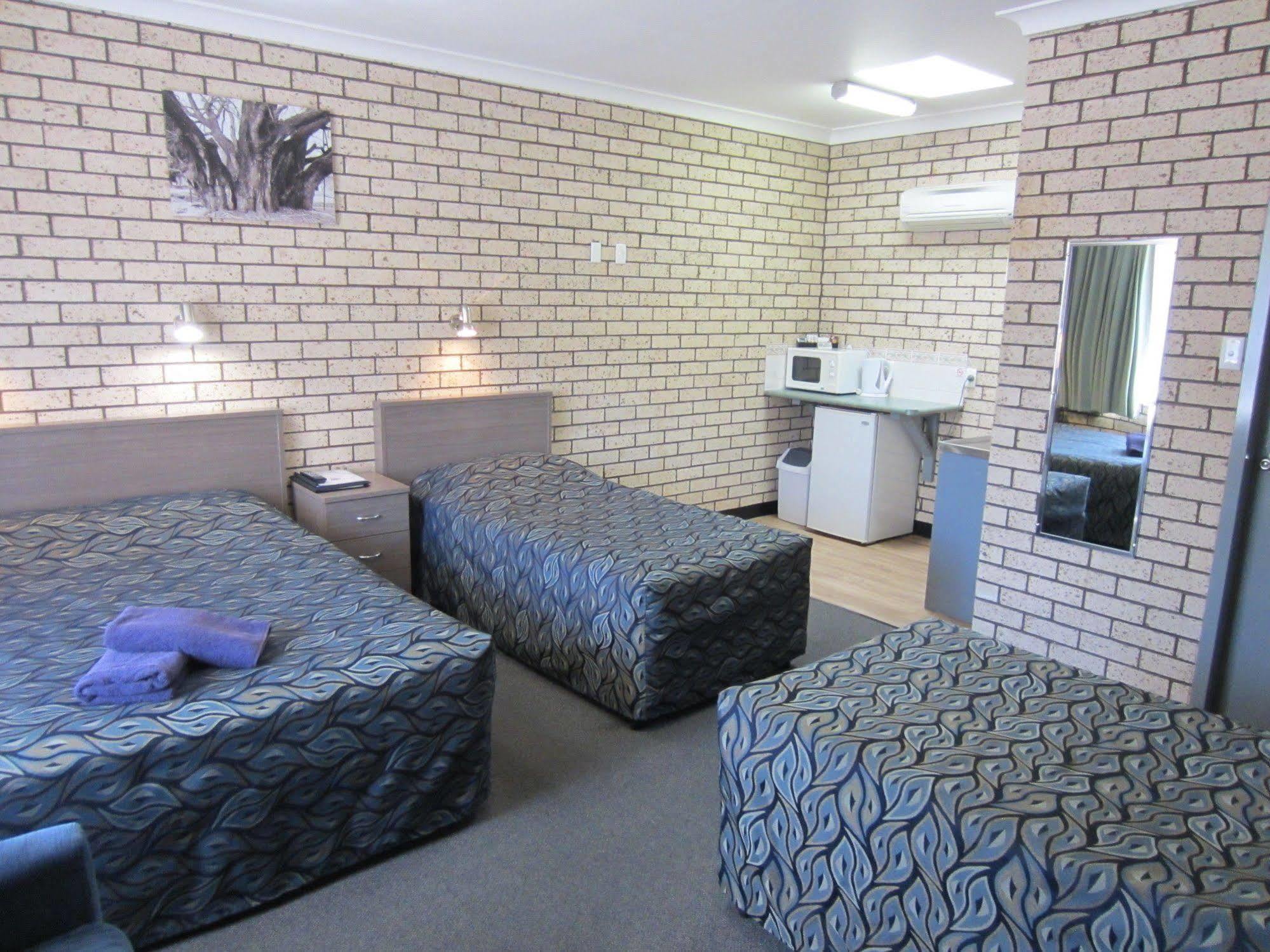Cowra Crest Motel Екстериор снимка