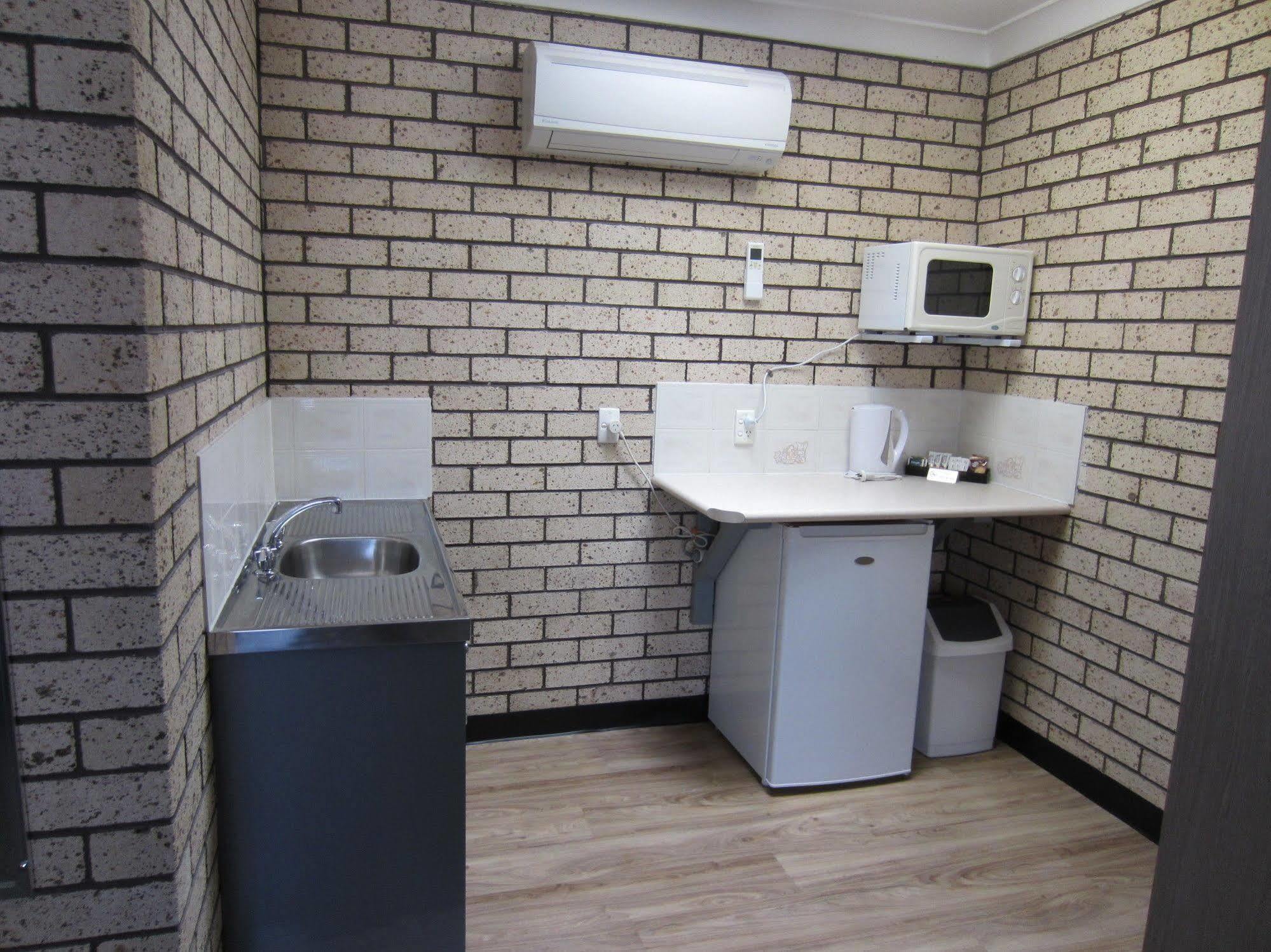 Cowra Crest Motel Екстериор снимка